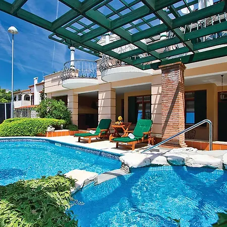 Holiday home Lovely In With Outdoor Swimming Pool *