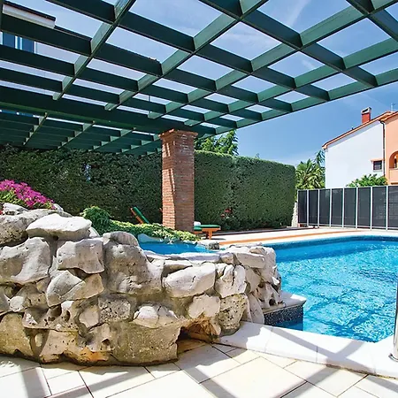 Holiday home Lovely In With Outdoor Swimming Pool Porec